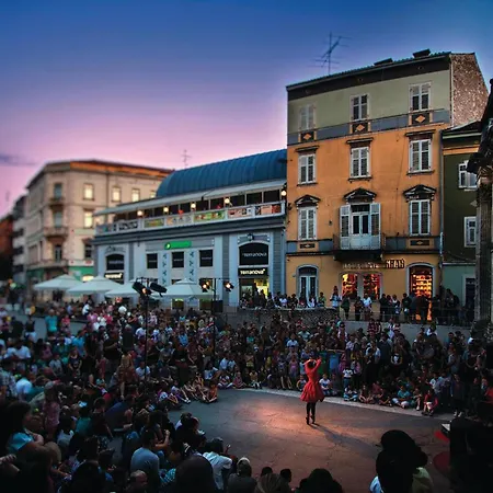 Stunning In With Wifi Apartment Pula